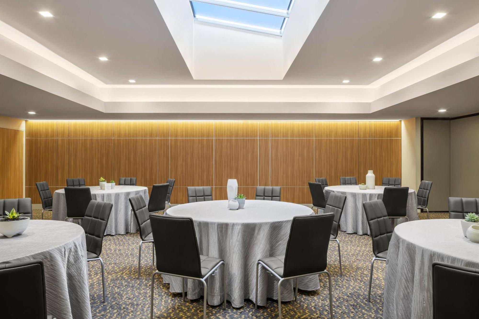 Ac Hotel By Marriott Louisville Downtown Екстериор снимка